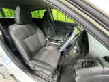 運転席まわりには十分なスペースがあり、大柄な方でもゆったり運転していただける環境です。