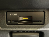 【ETC2.0(DSRC)】ETCカードを挿入すれば料金所はノンストップで通過できます。ETC限定の割引や、高速道路の情報提供サービスを利用できます。