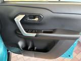 運転席ドア内張も御覧の通りです。収納スペースも充分確保されています。