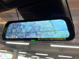 【デジタルインナーミラー】後席の大きな荷物や同乗者で後方が確認しづらい時でも安心!カメラが撮影した車両後方の映像をルームミラー内に表示。クリアな視界で状況の確認が可能です!
