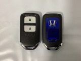 スマートキーを装備しています。鍵を差し込むことなくドアロックの開け閉めと、スタートボタン操作でのエンジンスタートができます。スペアキーも同じものを用意しております。