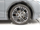 タイヤサイズは(195/50R19)で純正アルミホイールです。