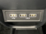 セレクトレバーの下に、スマートフォンなどの充電可能なUSB端子が2個、音源などの外部入力の可能なUSB端子が1個ついています。移動中に充電もできるので便利です。