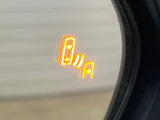 【ブラインドスポットモニター】走行中、ドアミラーの死角になりやすい箇所に後続車が接近するとサイドミラーのレンズに警告を表示!ドライバーに注意喚起をしてくれます。