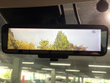 【インテリジェントルームミラー】後席の大きな荷物や同乗者で後方が確認しづらい時でも安心!カメラが撮影した車両後方の映像をルームミラー内に表示。クリアな視界で状況の確認が可能です!