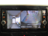 アラウンドビューモニターは4方のカメラで真上から車を見たようにモニターで確認ができます。周辺の安全確認、小さなお子様や障害物も目視で確認できるので駐車のしやすさだけでなく、事故防止にも役立ちます。