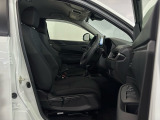 乗降がしやすい運転席。高さが調節できて小柄な方でも運転しやすいポジションをとることができます。