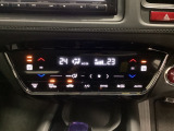 オートエアコンがついてます。左右独立で温度設定のできるデュアルオートエアコンです。パネル内のシートヒータースイッチは前席の左右別々に温度設定ができます。