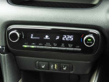 オートエアコンを装備しておりますので、四季を通じて車内を快適な温度に保つことが出来ます!高級感が有りますね!
