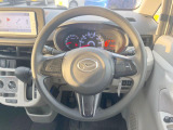 インテリアに合わせたデザインのステアリングは、運転される方のことも考え、運転しやすい形状、大きさです。是非一度、実際に触ってお確かめください。