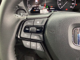 オーディオコントロールスイッチがハンドルに装備されているのでハンドルから手を離さずに運転が可能です。
