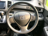 インテリアに合わせたデザインのステアリングは、運転される方のことも考え、運転しやすい形状、大きさです。是非一度、実際に触ってお確かめください。