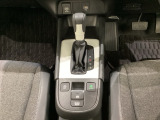 CVT車のセレクトレバーです。低速から高速まで、変速ショックのないスムーズな走りと、エンジン効率のよい領域を維持して燃費にも貢献します。サイドブレーキはスイッチ操作の電子制御パーキングブレーキです。