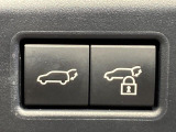 【パワーバックドア】スマートキーや運転席のボタンを押すだけでリアゲートが自動で開閉します!荷物を持っている時や、高い位置にあるバックドアを閉める際に便利な機能です♪