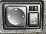 【電動格納ミラー】サイドミラーは電動格納式となっており、狭い駐車場でもキズがつくリスクを抑えられます。