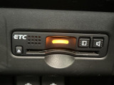 【ETC】有料道路を利用する際に料金所で停止することなく通過できる、ETC車載器(ノンストップ自動料金収受システム機器)が装備されています。セットアップを行うことで利用可能になります。