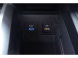携帯の充電などに役立つUSB電源ソケットとディスプレーオーディオと接続用USBソケットになります!
