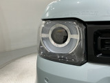 LEDヘッドライトは、点灯の瞬間から最大光量を発揮し、突然暗くなるトンネルなどでの安定感を高めます。