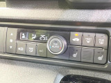 【オートエアコン】一度お好みの温度に設定すれば、車内の温度を検知し風量や温度を自動で調整。暑い&hellip;寒い&hellip;と何度もスイッチ操作をする必要はありません。快適な車内空間には必須の機能ですね♪