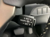クルーズコントロール機能が付いています。 速度を設定するとアクセルを踏まなくても一定の速度で走ることができます。  高速道路ではとても便利な装置なんです。