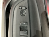 狭い駐車場で便利な電動格納ドアミラーが付いています。