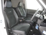 運転席のスペースはゆったりしていて、視界も広く確保されているので普段の運転からロングドライブまで快適です。