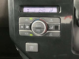 【エアコン】エアコンはオートエアコンとなっておりますので、あらかじめ好みの温度に設定しておけば自動的に風量を調節してくれます。自分でいちいち調節する手間が省けますね。