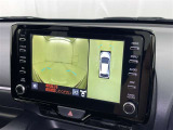 パノラミックビューモニターシステムが付いているので車の上から見た映像が確認できますよ。 一目で車両周辺の情報を確認できますが、直接安全をご確認下さい。