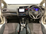 車内は光触媒抗菌消臭施工済です。スタイリッシュなデザインでスポーティなインパネ周りを演出します。グローブボックスやカップホルダーのほかにトレーなどたくさんの収納スペースが付いています。