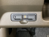 ハンドルの左下にETCがついています。高速道路の料金所の通過も楽々です。 カードの取り出しもしやすい場所についています。