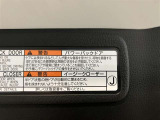 車のバックドアを閉める際、軽く半ドア状態にするだけでモーターが自動的にバックドアを静かに引き込み、閉めてくれるサポートシステムです。