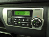 オートエアコンを装備しておりますので、四季を通じて車内を快適な温度に保つことが出来ます!高級感が有りますね!