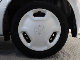 ホイールは車のデザインにマッチした専用タイプです。
