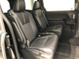 【後部座席】も当然、綺麗・清潔に仕上げております。内装の綺麗なお車は気持ちが良いですし、コンディションのいい車が多いです。これもオススメの1台です。