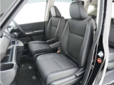 運転席と助手席は足元が繋がっているので自由に行き来しやすいので駐車場が狭いときでも助手席側からスムーズに乗り降りできて便利!
