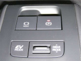 慣れるととっても楽な電動パーキングブレーキ付いてます。