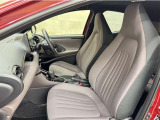 トヨタ中古車「まるごとクリーニング」施工済。外装はもちろん内装はシートを外して見えない所まで徹底洗浄しています。