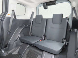 便利な5:5分割可倒式シートです。収納と乗車人数のバランスに優れています♪荷物の大きさに応じたラゲージスペースをフレキシブルに作り出せるので、シーンに応じた使い方ができます♪