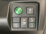 Hondaセンシング用の、VSA(ABS+TCS+横滑り抑制)解除と路外逸脱抑制機能のオンオフスイッチなどはハンドルの右側に装備しています。燃費に役立つECONボタンもここです。