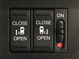 【両側パワースライドドア】両側がパワースライドドアになっており、運転席のスイッチやスマートキーでも開閉が可能です!開口部も広いので乗り降りも楽々♪