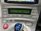 【オートエアコン】一度お好みの温度に設定すれば、車内の温度を検知し風量や温度を自動で調整。暑い&hellip;寒い&hellip;と何度もスイッチ操作をする必要はありません。快適な車内空間には必須の機能ですね♪