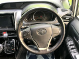 【純正革巻きステアリング】上質な革を使用することで、手にしっかり馴染みとても運転しやすいハンドルです♪