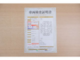 【車両検査証明書】店頭にて、クルマの状態が一目で分かる査証明書を公開中。トヨタ認定検査員が厳しく検査し、状態を点数と図解で表示しています。修復歴はもちろん、傷やヘコミの箇所や程度がご確認いただけます。