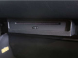 車内でCD DVDのメディアが楽しめます。