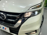 【LEDヘッドライト】悪天候や夜間走行時も良好な視界を確保し安心して運転できる高輝度LEDヘッドライトを装備!点灯速度が早く、消費電力も抑えられています。