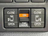 【両側パワースライドドア】スマートキーや運転席のスイッチで後席両側スライドドアの開閉が可能♪電動だから力を入れてドアを開ける必要が無く、小さなお子様でも簡単に開け閉めでき快適です♪