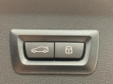 【パワーゲート】電動パワーゲートです。開閉がボタン1つで開け閉め行えます。また、状況に応じてのトランクハッチ開閉量を簡単に設定可能です。スマートオープナーも便利な機能です。ぜひお試しください。