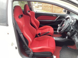 自社整備工場で点検整備をおこなってからお渡ししています。車検が残っている場合は『12ヶ月点検整備』を、車検整備付きの場合は『車検整備』をおこないます。整備費用は車両本体価格に含まれています。
