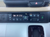 オートエアコンと前席シートヒーターが装備されており、快適に運転が可能です。