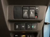両側電動スライドドアは運転席から操作ができるよう、操作スイッチが付いています。Hondaセンシング用のVSA(ABS+TCS+横滑り抑制)解除と路外逸脱抑制機能などのオンオフスイッチも装備しています。